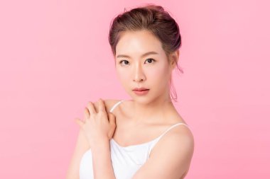 Pembe arka planda temiz tenli güzel Asyalı kadın, yüz bakımı, yüz bakımı, kozmetoloji, güzellik ve kaplıca, Asyalı kadın portresi