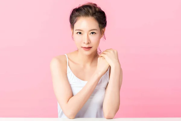 Mulher Asiática Nova Bonita Com Pele Fresca Limpa Fundo Rosa — Fotografia de Stock