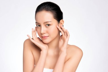 Beyaz arka planda temiz tenli güzel Asyalı kadın, yüz bakımı, yüz bakımı, kozmetoloji, güzellik ve kaplıca, Asyalı kadın portresi