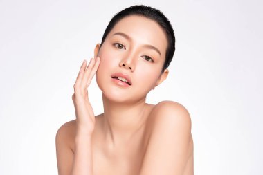 Beyaz arka planda temiz tenli güzel Asyalı kadın, yüz bakımı, yüz bakımı, kozmetoloji, güzellik ve kaplıca, Asyalı kadın portresi