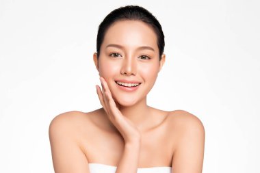 Beyaz arka planda temiz tenli güzel Asyalı kadın, yüz bakımı, yüz bakımı, kozmetoloji, güzellik ve kaplıca, Asyalı kadın portresi
