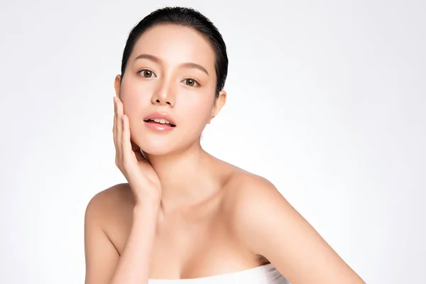 Beyaz arka planda temiz tenli güzel Asyalı kadın, yüz bakımı, yüz bakımı, kozmetoloji, güzellik ve kaplıca, Asyalı kadın portresi