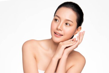 Beyaz arka planda temiz tenli güzel Asyalı kadın, yüz bakımı, yüz bakımı, kozmetoloji, güzellik ve kaplıca, Asyalı kadın portresi