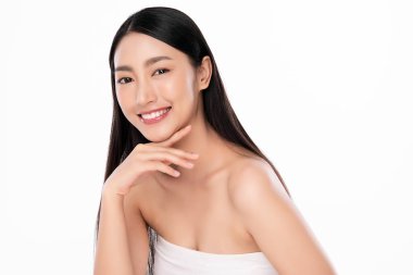 Beyaz arka planda temiz tenli güzel Asyalı kadın, yüz bakımı, yüz bakımı, kozmetoloji, güzellik ve kaplıca, Asyalı kadın portresi