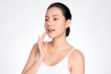 Beyaz arka planda temiz tenli güzel Asyalı kadın, yüz bakımı, yüz bakımı, kozmetoloji, güzellik ve kaplıca, Asyalı kadın portresi