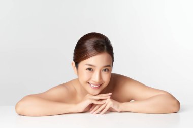 Beyaz arka planda temiz tenli güzel Asyalı kadın, yüz bakımı, yüz bakımı, kozmetoloji, güzellik ve kaplıca, Asyalı kadın portresi