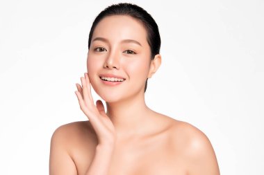 Beyaz arka planda temiz tenli güzel Asyalı kadın, yüz bakımı, yüz bakımı, kozmetoloji, güzellik ve kaplıca, Asyalı kadın portresi
