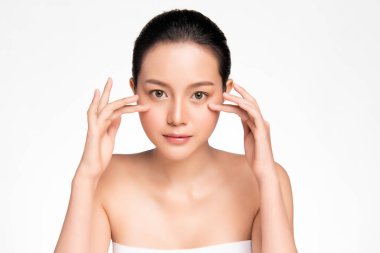 Beyaz arka planda temiz tenli güzel Asyalı kadın, yüz bakımı, yüz bakımı, kozmetoloji, güzellik ve kaplıca, Asyalı kadın portresi