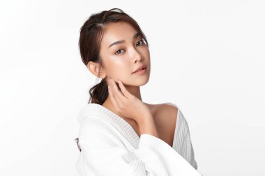 Beyaz arka planda temiz tenli güzel Asyalı kadın, yüz bakımı, yüz bakımı, kozmetoloji, güzellik ve kaplıca, Asyalı kadın portresi