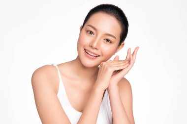Beyaz arka planda temiz tenli güzel Asyalı kadın, yüz bakımı, yüz bakımı, kozmetoloji, güzellik ve kaplıca, Asyalı kadın portresi