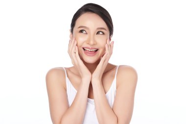 Beyaz arka planda temiz tenli güzel Asyalı kadın, yüz bakımı, yüz bakımı, kozmetoloji, güzellik ve kaplıca, Asyalı kadın portresi