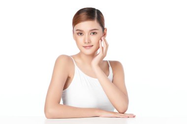 Beyaz arka planda temiz tenli güzel Asyalı kadın, yüz bakımı, yüz bakımı, kozmetoloji, güzellik ve kaplıca, Asyalı kadın portresi