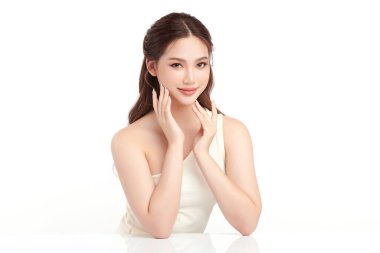 Beyaz bir arka planda, temiz ve taze bir teni olan güzel bir Asyalı kadın. Cilt bakımı, yüz bakımı, kozmetoloji, güzellik ve kaplıca. Asyalı bir kadının zarif bir portresi..