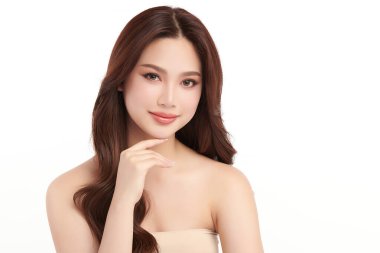 Beyaz bir arka planda, temiz ve taze bir teni olan güzel bir Asyalı kadın. Cilt bakımı, yüz bakımı, kozmetoloji, güzellik ve kaplıca. Asyalı bir kadının zarif bir portresi..