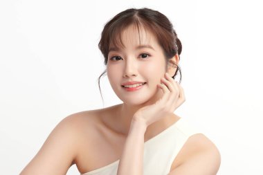 Beyaz bir arka planda, temiz ve taze bir teni olan güzel bir Asyalı kadın. Cilt bakımı, yüz bakımı, kozmetoloji, güzellik ve kaplıca. Asyalı bir kadının zarif bir portresi..