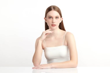 Beyaz bir arka planda, temiz ve taze bir teni olan güzel bir Asyalı kadın. Cilt bakımı, yüz bakımı, kozmetoloji, güzellik ve kaplıca. Asyalı bir kadının zarif bir portresi..