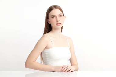 Beyaz bir arka planda, temiz ve taze bir teni olan güzel bir Asyalı kadın. Cilt bakımı, yüz bakımı, kozmetoloji, güzellik ve kaplıca. Asyalı bir kadının zarif bir portresi..