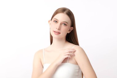 Beyaz bir arka planda, temiz ve taze bir teni olan güzel bir Asyalı kadın. Cilt bakımı, yüz bakımı, kozmetoloji, güzellik ve kaplıca. Asyalı bir kadının zarif bir portresi..