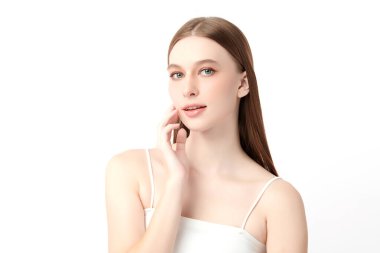 Beyaz bir arka planda, temiz ve taze bir teni olan güzel bir Asyalı kadın. Cilt bakımı, yüz bakımı, kozmetoloji, güzellik ve kaplıca. Asyalı bir kadının zarif bir portresi..