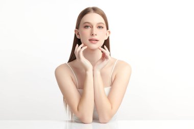 Beyaz bir arka planda, temiz ve taze bir teni olan güzel bir Asyalı kadın. Cilt bakımı, yüz bakımı, kozmetoloji, güzellik ve kaplıca. Asyalı bir kadının zarif bir portresi..