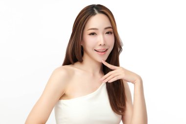 Beyaz bir arka planda, temiz ve taze bir teni olan güzel bir Asyalı kadın. Cilt bakımı, yüz bakımı, kozmetoloji, güzellik ve kaplıca. Asyalı bir kadının zarif bir portresi..