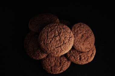 yulaf ezmeli kurabiye siyah bir tablo