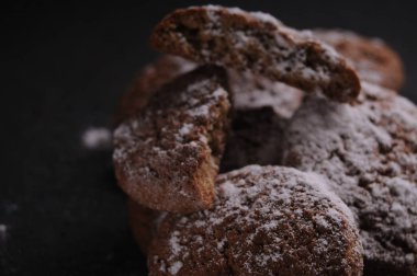 yulaf ezmeli kurabiye castor şeker siyah bir tablo