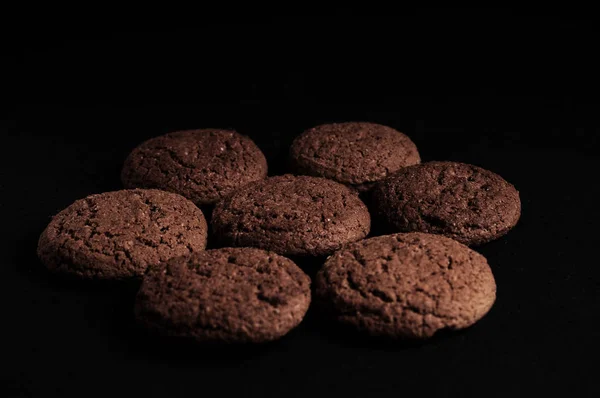 黒いテーブルの上のオートミール クッキー — ストック写真
