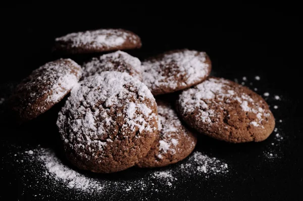 グラニュー糖の黒いテーブルの上のオートミール クッキー — ストック写真