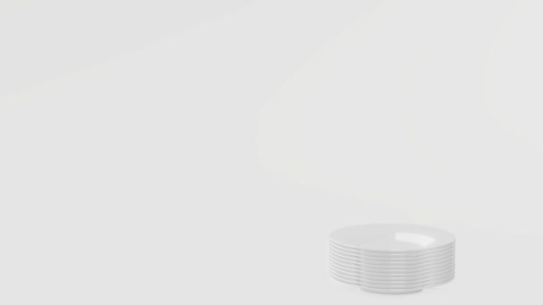 Una pila de platos sobre un fondo blanco — Vídeos de Stock