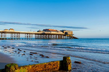 İngiltere 'nin Cromer kentindeki Viktorya Rıhtımı ve cankurtaran botu rampası manzarası