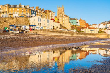 Kuzey Norfolk 'un Cromer kasabasındaki binaların deniz yansımaları. Manzara yönelimindeki 19. yüzyıl Kilise' si de buna dahil.