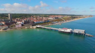 Cromer, Norfolk, İngiltere - 30 Ağustos 2025: Kuzey Norfolk kasabası Cromer 'in hava yörüngesi videosu İngiltere' nin doğu kıyısında popüler bir tatil beldesi