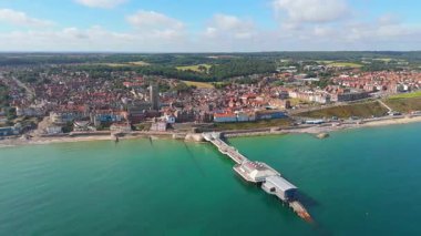 Cromer, Norfolk, İngiltere - 30 Ağustos 2025: İngiltere 'nin doğu kıyısında popüler bir tatil beldesi olan Kuzey Norfolk kasabası Cromer' in soldan sağa hava tarama videosu