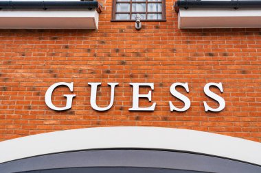 Cannock, Staffordshire, İngiltere 9 Eylül 2025 Bir outlet mağazasında bir Amerikan giyim markası.