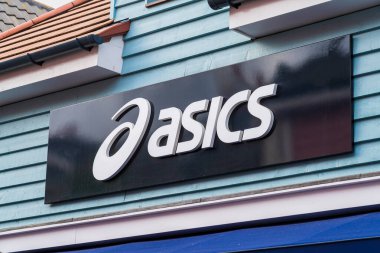 Cannock, Staffordshire, İngiltere 9 Eylül 2025 Asics Logosu, bir outlet mağazasında Japon, çok uluslu spor giyim şirketi.