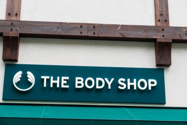 Cannock, Staffordshire, İngiltere 9 Eylül 2025 'te İngiltere merkezli bir güzellik ürünleri mağazası olan The Body Shop' un logosu