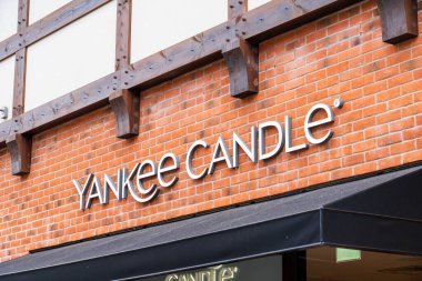 Cannock, Staffordshire, İngiltere 9 Eylül 2025 'te bir outlet mağazasında kokulu mum perakendecisi olan Yanki Candle' ın logosu.