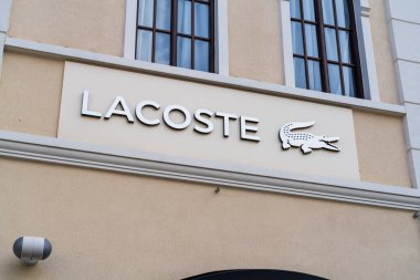 Cannock, Staffordshire, İngiltere 9 Eylül 2025 Lacoste logosu, bir outlet mağazasında küresel spor giyim şirketi.