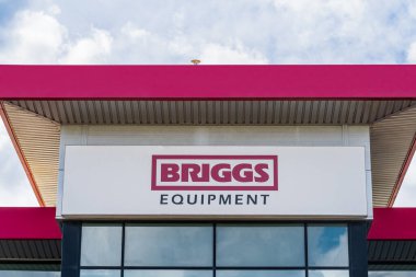 Cannock, Staffordshire, İngiltere 9 Eylül 2025 Briggs Malzeme şirketinin çok uluslu malzeme işleme şirketinin işareti, İngiltere 'de bir ofiste.