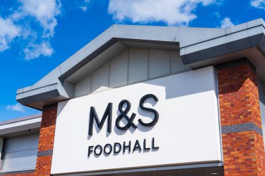 Cannock, Staffordshire, İngiltere 9 Eylül 2025 Marks ve Spencer 'ın İngiltere' deki bir gıda perakendecisi ve yan kuruluşu olan M & S Foodhall 'un dış tabelaları.