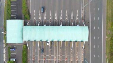 Staffordshire, İngiltere 'deki M6 Toll Otoyolu' ndaki bir gişenin aşağı inen havadan görüntüsü.