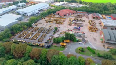 Cannock, Staffordshire, İngiltere - 9 Eylül 2025: Malikanede kazı yapan bir İngiliz CAT tedarikçisi olan Finning UK binasının havadan çekimi