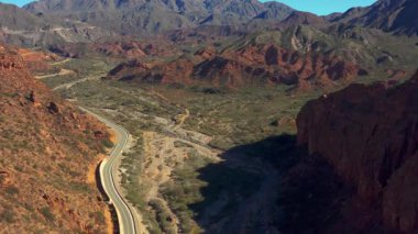 Arjantin 'in kuzeyindeki Salta ve La Rioja' nın renkli çöl dağları, vadileri ve kanyonları üzerinde uçan 4K Pürüzsüz hava aracı görüntüleri. Arjantin 'in Salta ve La Rioja kentlerinde İHA uçuşları. Yüksek kalite 4k görüntü