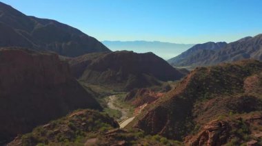 Arjantin 'in kuzeyindeki Salta ve La Rioja' nın renkli çöl dağları, vadileri ve kanyonları üzerinde uçan 4K Pürüzsüz hava aracı görüntüleri. Arjantin 'in Salta ve La Rioja kentlerinde İHA uçuşları. Yüksek kalite 4k görüntü