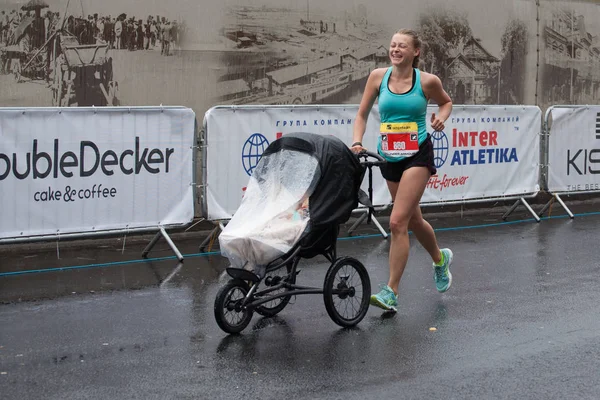 Dnipro Oekraïne Mei 2018 Interpipe Dnipro Halve Marathon Jonge Moeder — Stockfoto