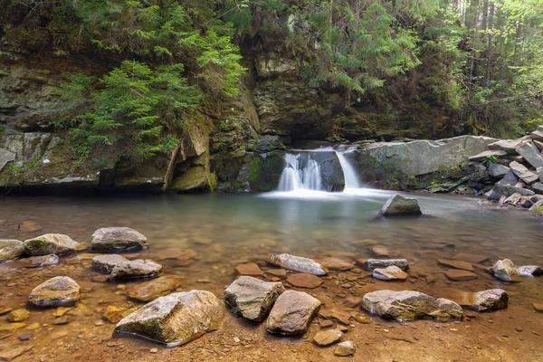 Cachoeira Com Efeito Parar Movimento Água Pedras Primeiro Plano — Fotografia de Stock