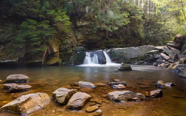 Cachoeira Com Efeito Parar Movimento Água Pedras Primeiro Plano — Fotografia de Stock