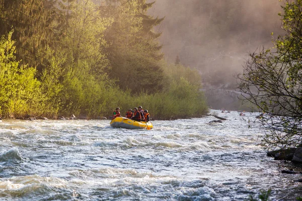 Verkhovyna, Ukrayna - 30 Nisan 2018 bir dağdan bir lastik botla Chorny Çeremoş Nehri Rafting