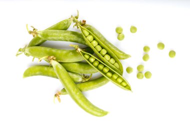 Yeşil bezelye ve beyaz zemin üzerine bezelye